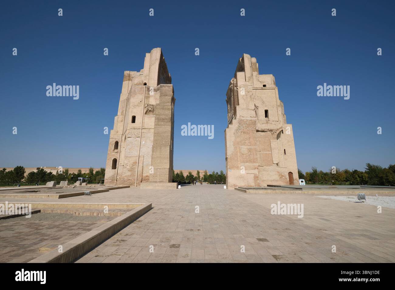 Vue des deux pièces massives encore debout du bâtiment. Sur les ruines de l'été d'Amir Timur, le palais Ak-Saray à Shahrisabz, Ouzbékistan. Banque D'Images