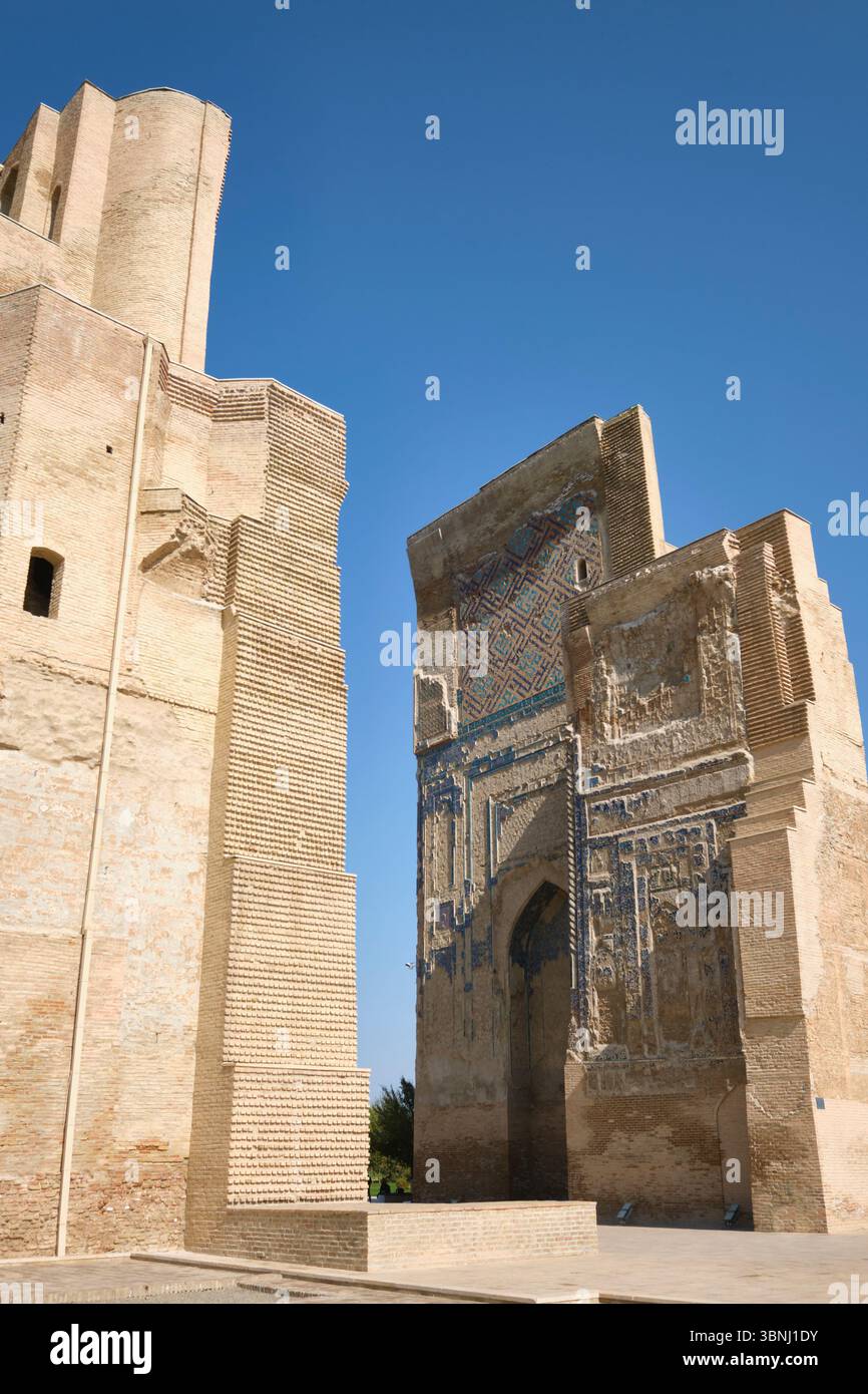Vue des deux pièces massives encore debout du bâtiment. Sur les ruines de l'été d'Amir Timur, le palais Ak-Saray à Shahrisabz, Ouzbékistan. Banque D'Images