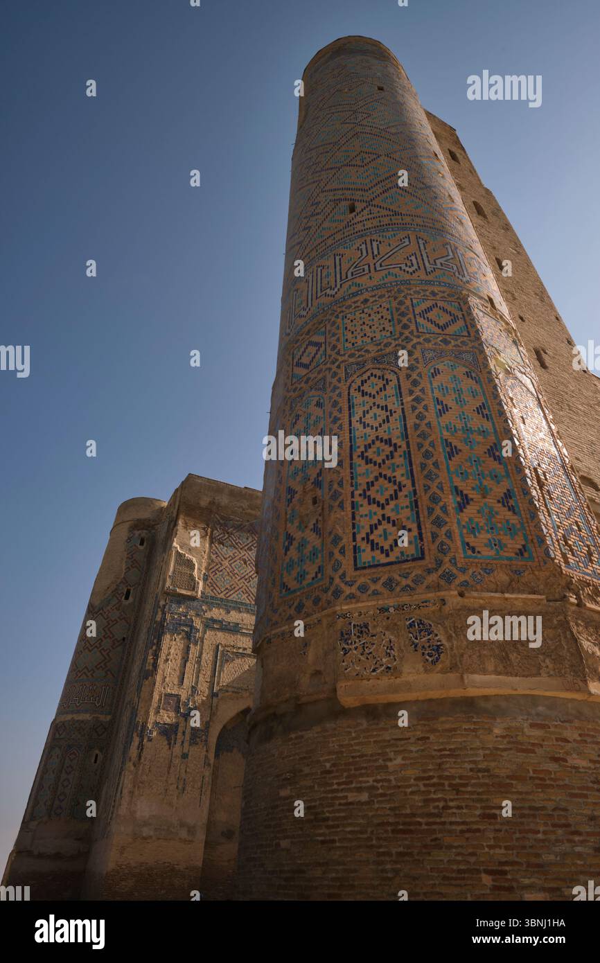 Vue latérale de l'imposant bâtiment carrelé massif. Sur les ruines de l'été d'Amir Timur, le palais Ak-Saray à Shahrisabz, Ouzbékistan. Banque D'Images