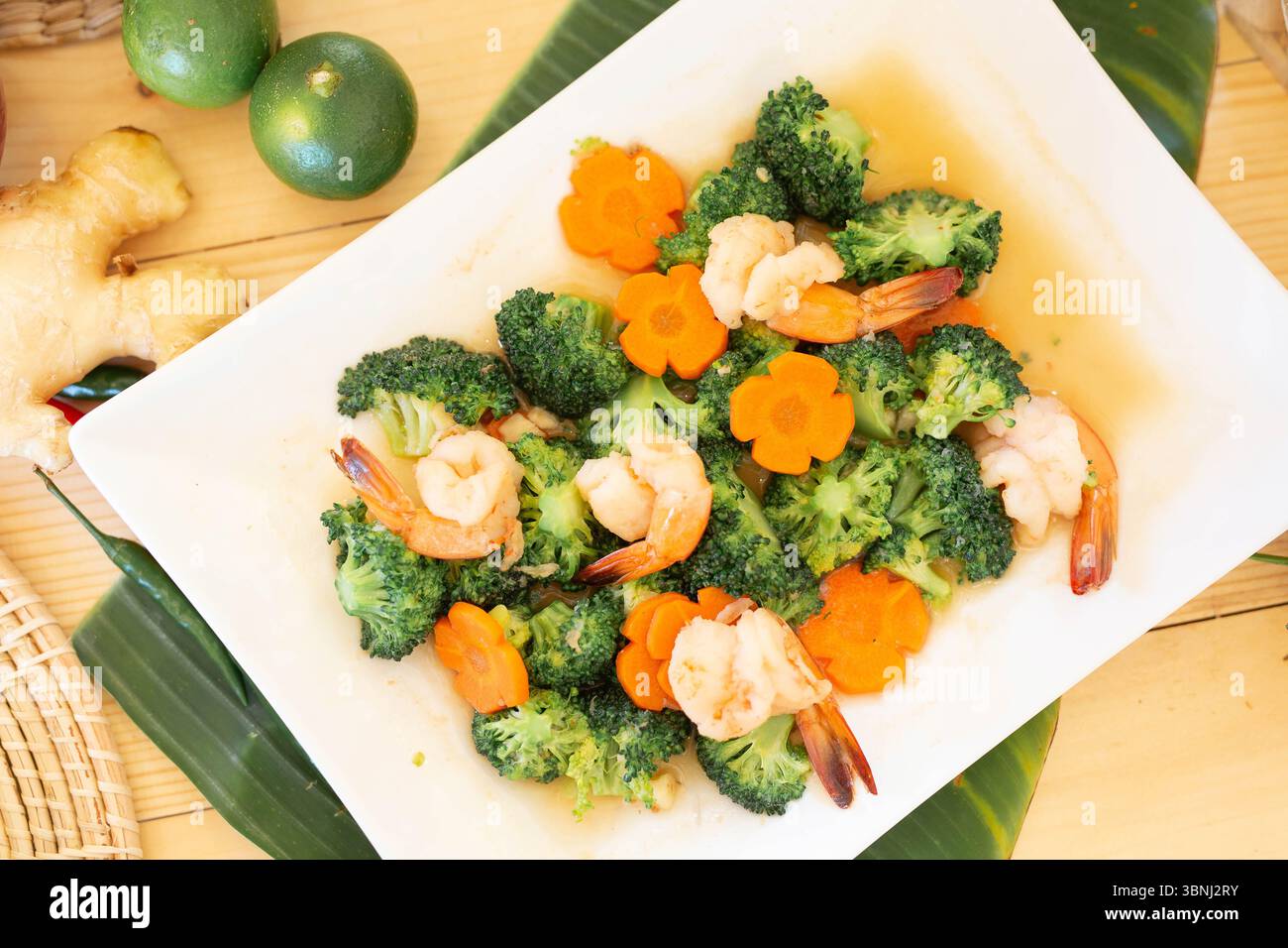 Brocoli sauté aux crevettes dans une sauce aux huîtres. Un plat thaïlandais sauté à base de brocoli, de carottes et de crevettes de rivière. Banque D'Images
