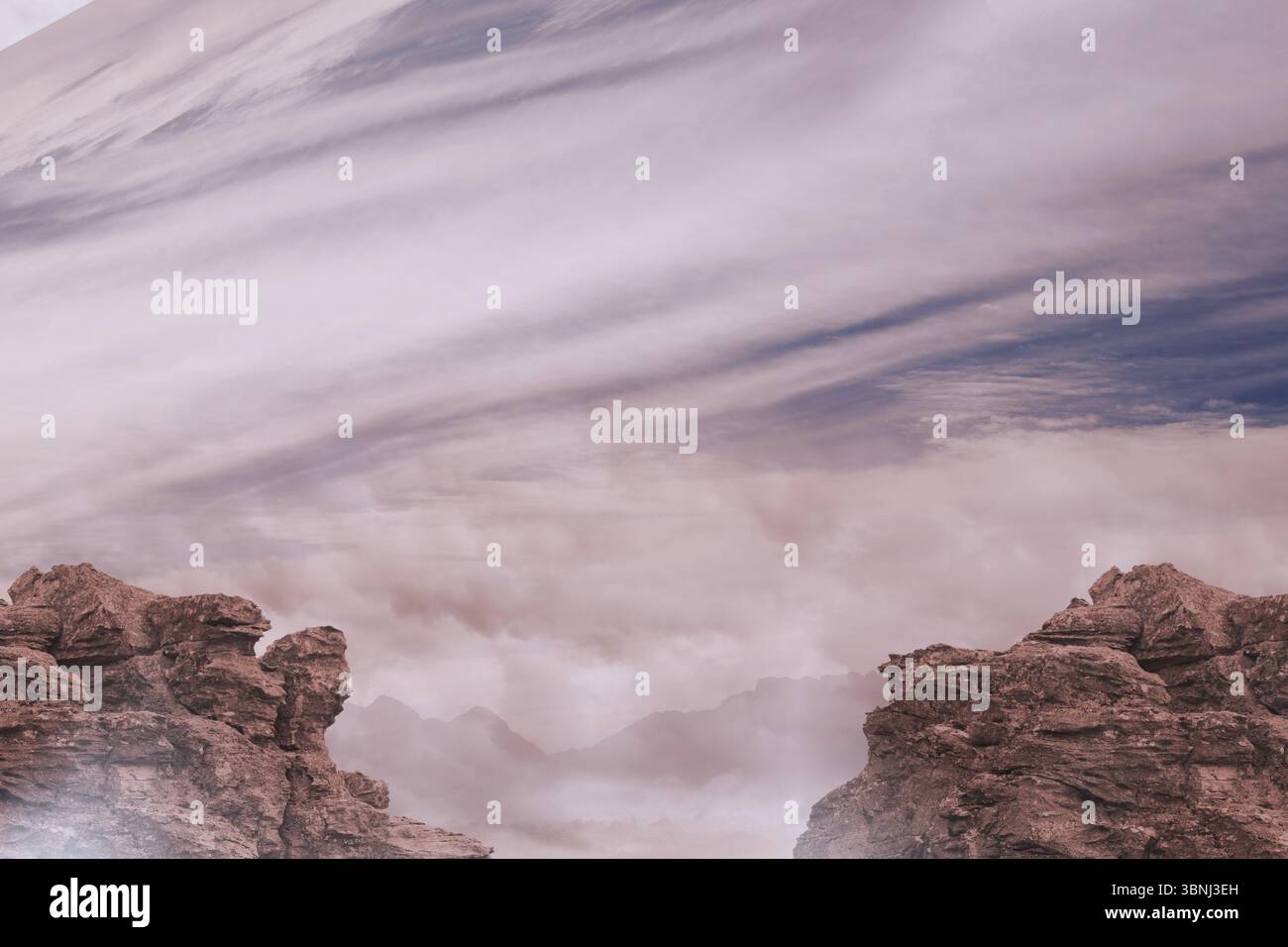 Les affleurements rocheux s'élèvent dans une scène de canyon de conception plate, montrant la vallée brumeuse sous des nuages pastel Banque D'Images