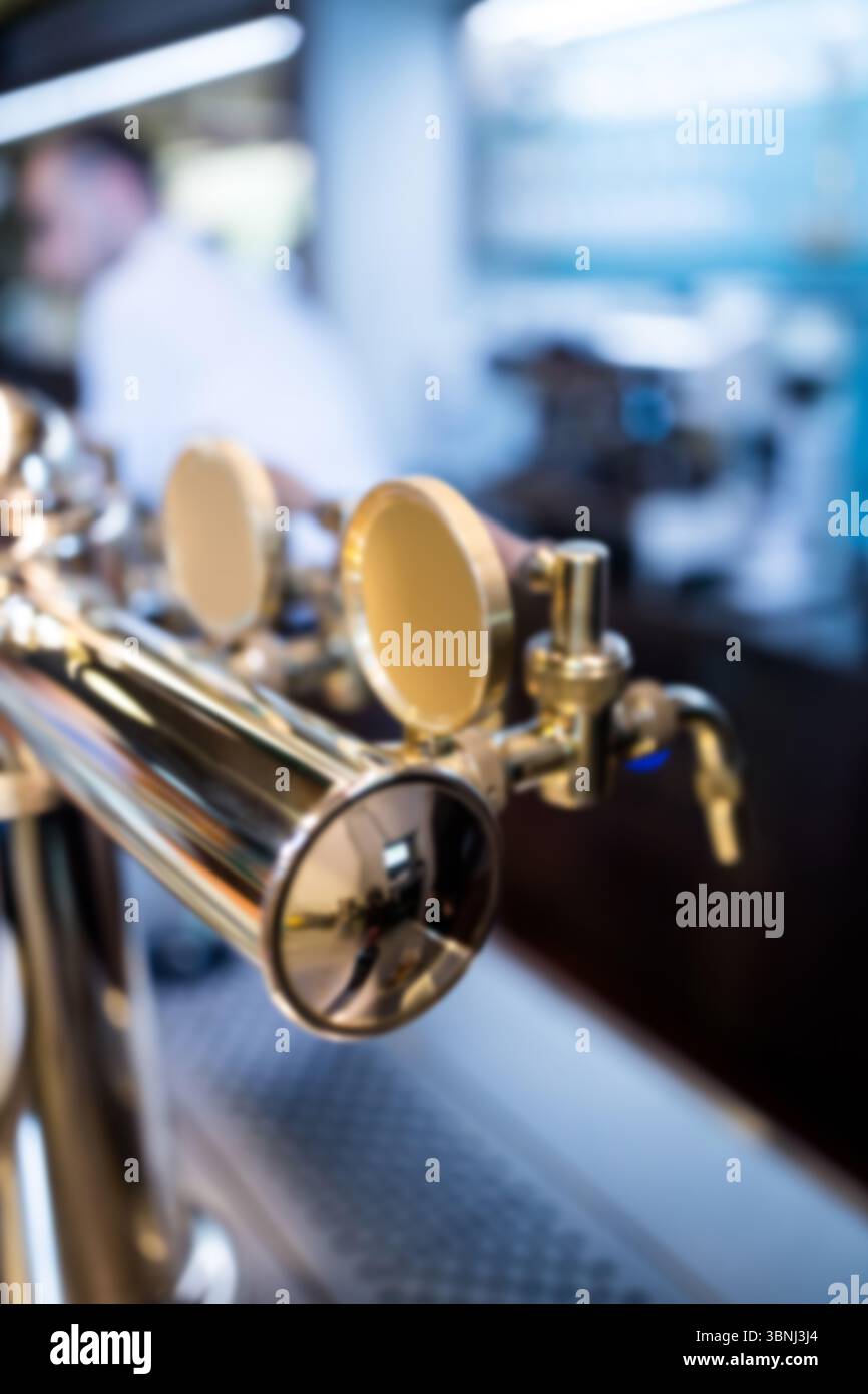 La tour de robinet de bière en laiton reflète la lueur bleue dans le rendu 3D avec plateau égouttoir, barman flou Banque D'Images