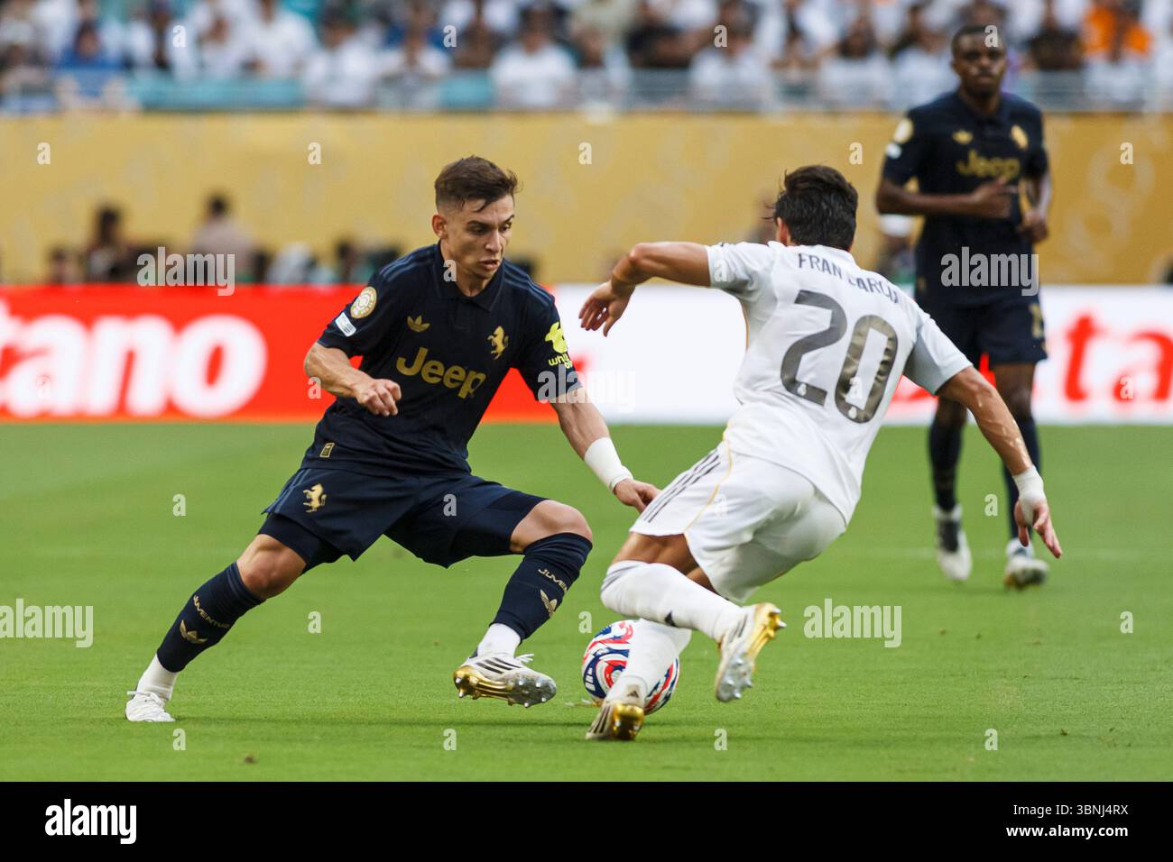 Miami, Floride - 1er juillet : Francisco Conceicao de la Juventus et Fran Garcia du Real Madrid en action lors d'une manche de 16 matchs de la Coupe du monde des clubs de la FIFA 2025 Banque D'Images