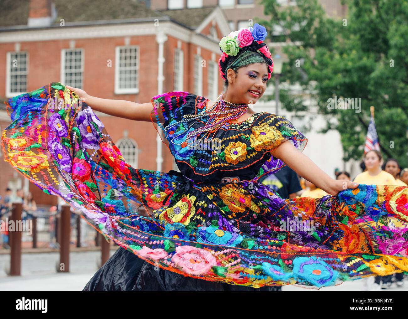Une femme vêtue d'un costume traditionnel mexicain agite sa robe à la parade Rouge, Blanc et Bleu à Philadelphie, Pennsylvanie, USA, le 2 juillet Banque D'Images