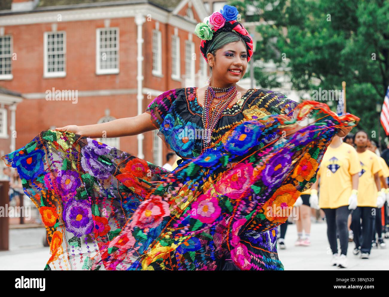 Une femme vêtue d'un costume traditionnel mexicain agite sa robe à la parade Rouge, Blanc et Bleu à Philadelphie, Pennsylvanie, USA, le 2 juillet Banque D'Images