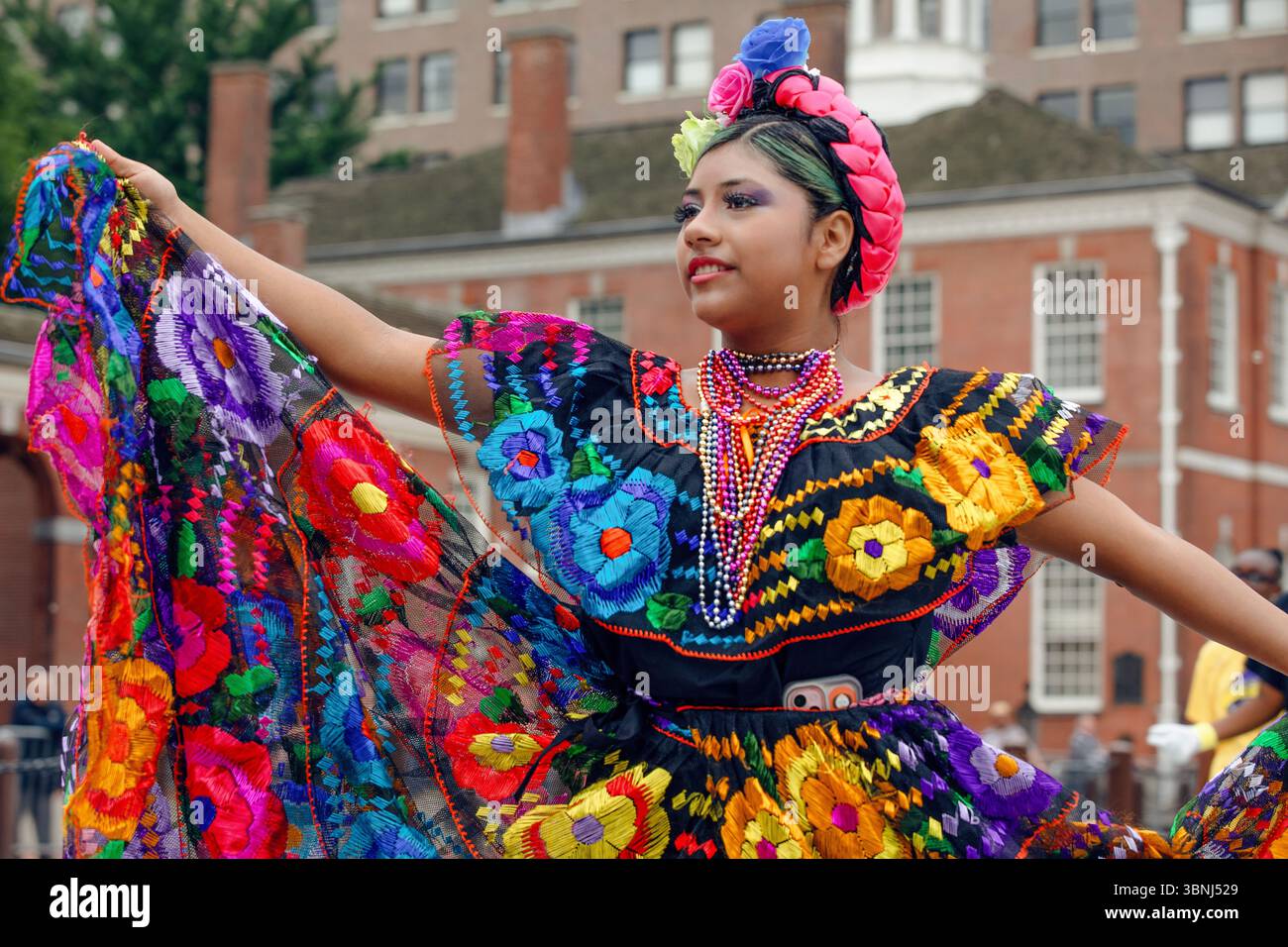 Une femme vêtue d'un costume traditionnel mexicain agite sa robe à la parade Rouge, Blanc et Bleu à Philadelphie, Pennsylvanie, USA, le 2 juillet Banque D'Images