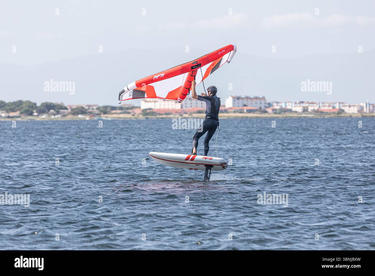 Un pensionnaire en hydroptère sur un lac près du Barcares, dans le sud de la France Banque D'Images