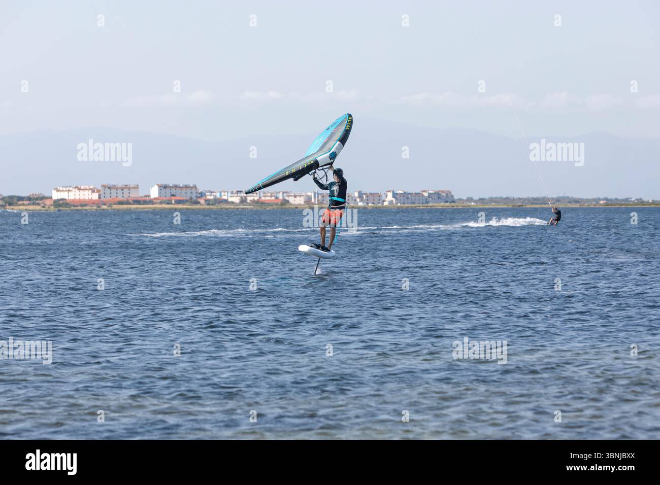 Un pensionnaire en hydroptère sur un lac près du Barcares, dans le sud de la France Banque D'Images