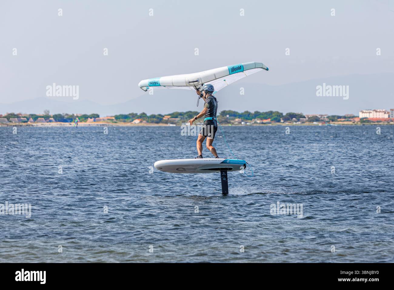 Un pensionnaire en hydroptère sur un lac près du Barcares, dans le sud de la France Banque D'Images