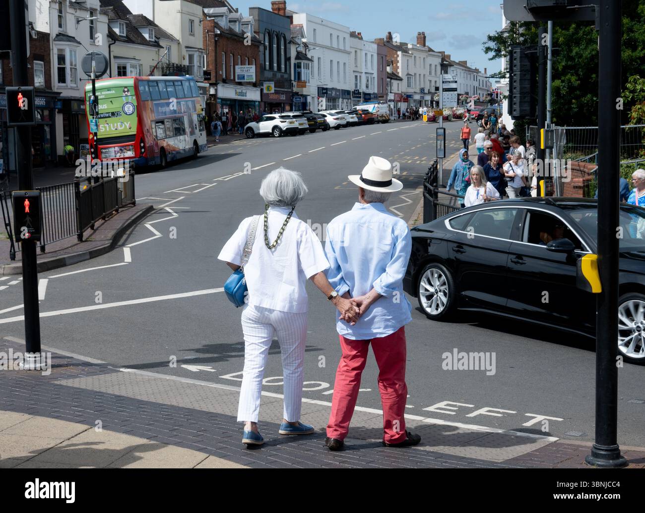 Attendant de traverser la route, Bridge Street, Stratford-upon-Avon, Warwickshire, Angleterre, ROYAUME-UNI Banque D'Images