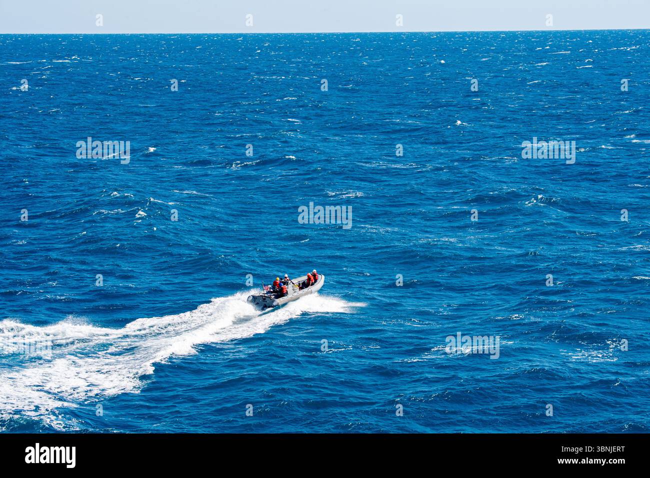 250702-N-FC892-1010 MER DE CORAIL (2 juillet 2025) les marins affectés au navire d'assaut amphibie déployé à l'avant USS America (LHA 6) mènent des opérations de petits bateaux dans la mer de Corail, le 2 juillet. America, navire chef de file de l'America Amphibious Ready Group, opère dans la zone d'opérations de la 7e flotte américaine. La 7e flotte américaine est la plus grande flotte numérotée déployée vers l’avant de l’US Navy. Elle interagit et opère régulièrement avec des alliés et des partenaires pour préserver une région indo-pacifique libre et ouverte. (Photo de l'US Navy par Cole Pursley, spécialiste des communications de masse, 2e classe) Banque D'Images