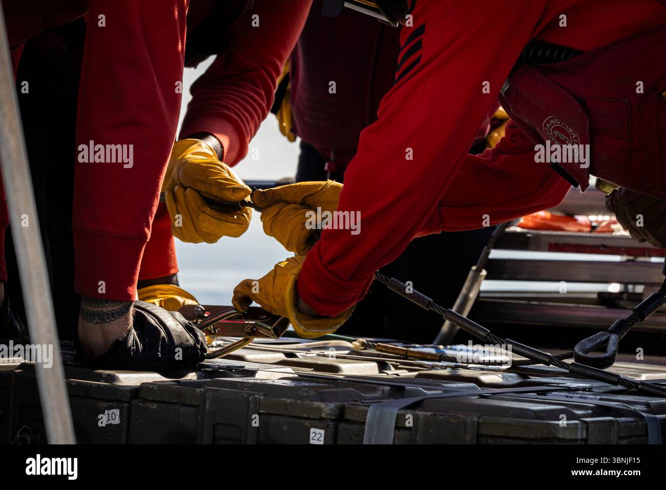 Des marins affectés au département des armes à bord du plus grand porte-avions du monde, l'USS Gerald R. Ford (CVN 78), fixent un câble à un paquet de munitions sur le pont d'envol lors d'un transfert de munitions, le 27 juin 2025. Gerald R. Ford, un porte-avions de première classe et navire amiral déployé du Carrier Strike Group Twelve, intègre une technologie moderne, des conceptions de construction navale innovantes et les meilleures pratiques des anciens porte-avions pour augmenter la capacité de la marine américaine à soutenir la sécurité et la prospérité économique américaines, à dissuader les adversaires et à projeter la puissance à l'échelle mondiale grâce à une OPE soutenue Banque D'Images