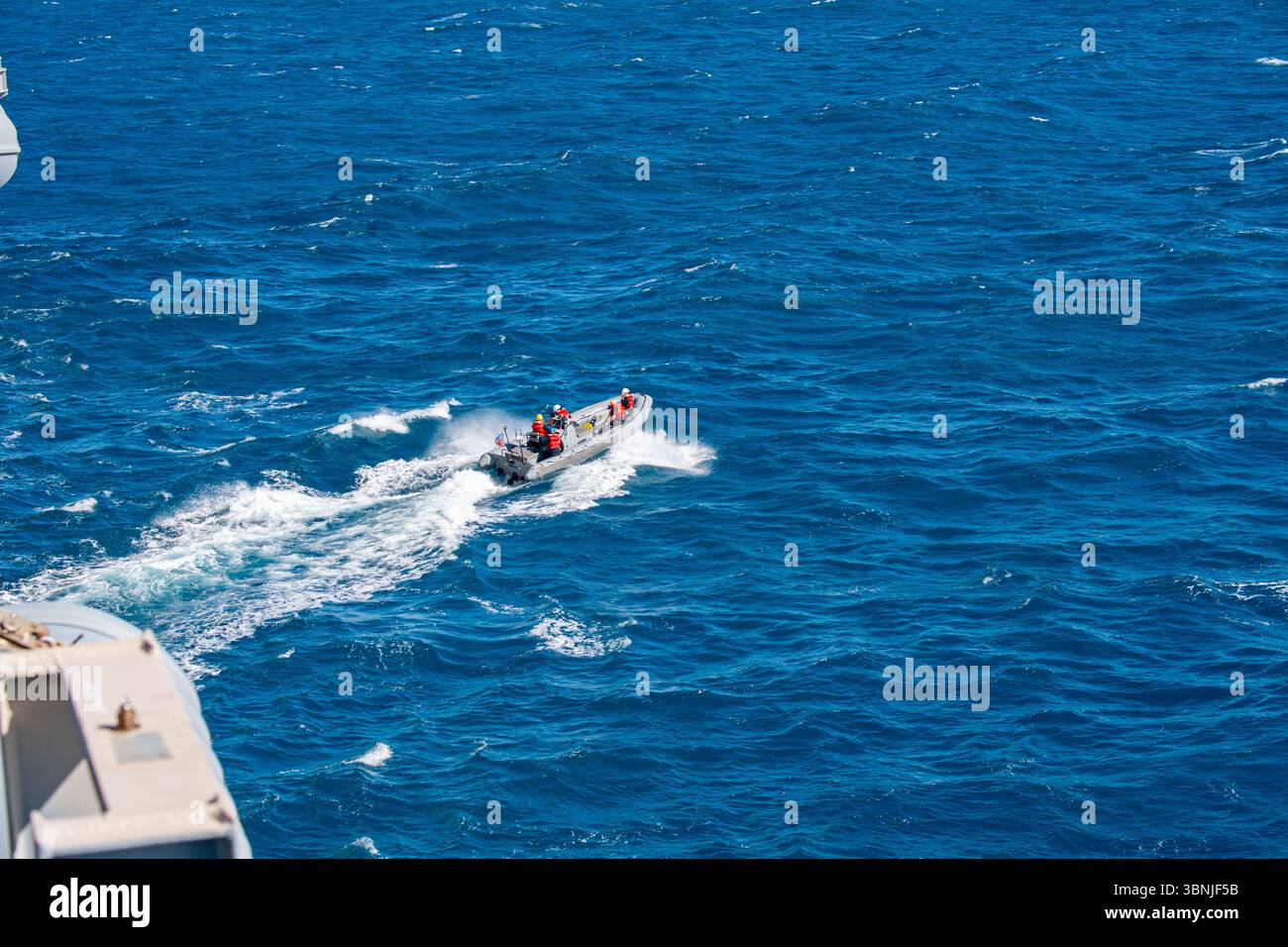 250702-N-FC892-1005 MER DE CORAIL (2 juillet 2025) les marins affectés au navire d'assaut amphibie déployé à l'avant USS America (LHA 6) mènent des opérations de petits bateaux dans la mer de Corail, le 2 juillet. America, navire chef de file de l'America Amphibious Ready Group, opère dans la zone d'opérations de la 7e flotte américaine. La 7e flotte américaine est la plus grande flotte numérotée déployée vers l’avant de l’US Navy. Elle interagit et opère régulièrement avec des alliés et des partenaires pour préserver une région indo-pacifique libre et ouverte. (Photo de l'US Navy par Cole Pursley, spécialiste des communications de masse, 2e classe) Banque D'Images