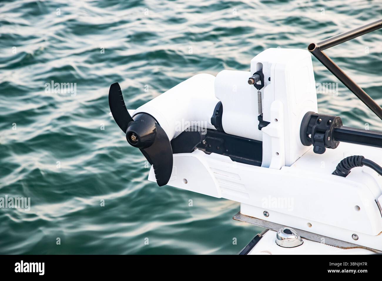 Petit bateau moderne équipé d'un moteur électrique monté sur l'étrave pour une propulsion silencieuse Banque D'Images