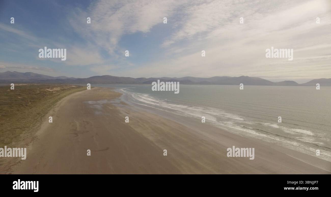 Rivage de la mer contre ciel nuageux Banque D'Images