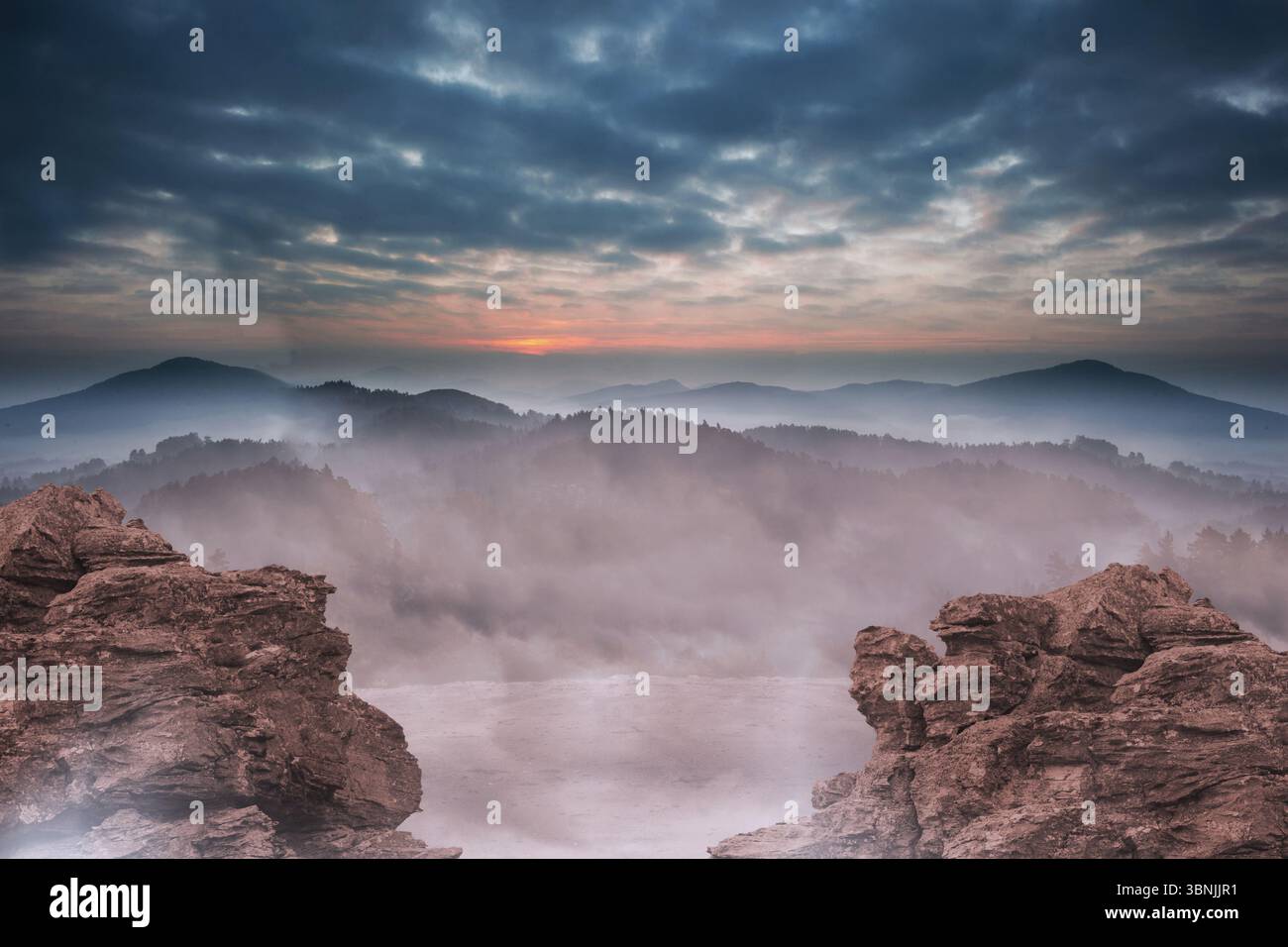 La vallée de montagne remplie de brume est représentée dans un design plat, avec des falaises accidentées et un ciel nuageux Banque D'Images