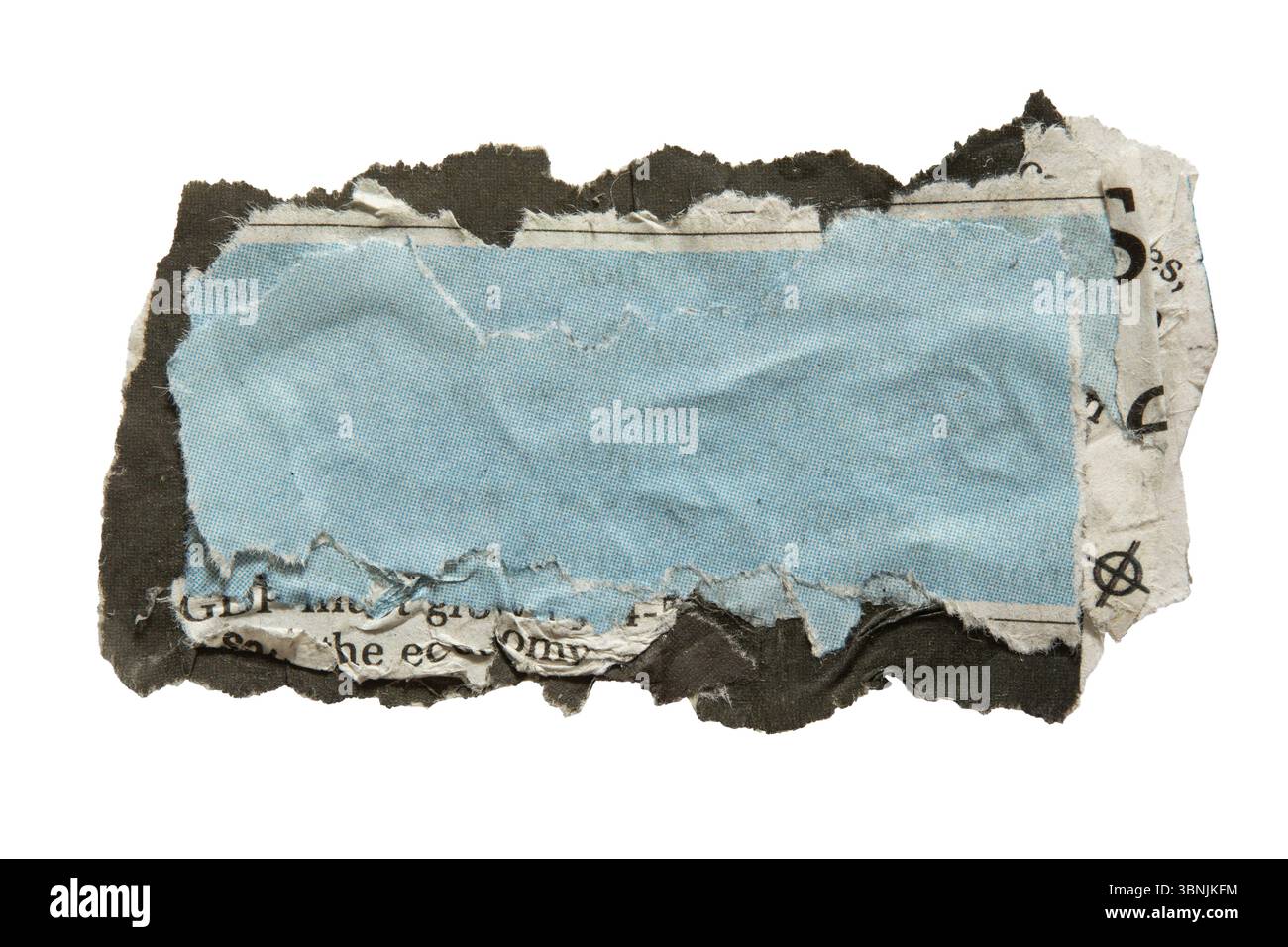 Fragment de journal bleu de forme rectangulaire déchiré sur fond blanc avec chemin de détourage Banque D'Images