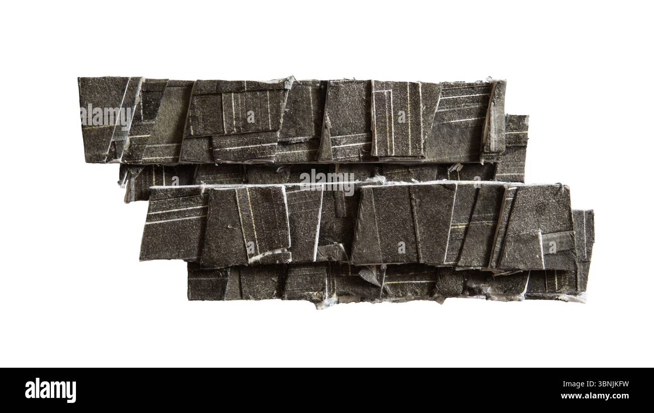 Forme géométrique futurisme créée manuellement à partir de papier imprimé noir déchiqueté sur fond blanc avec chemin de détourage Banque D'Images