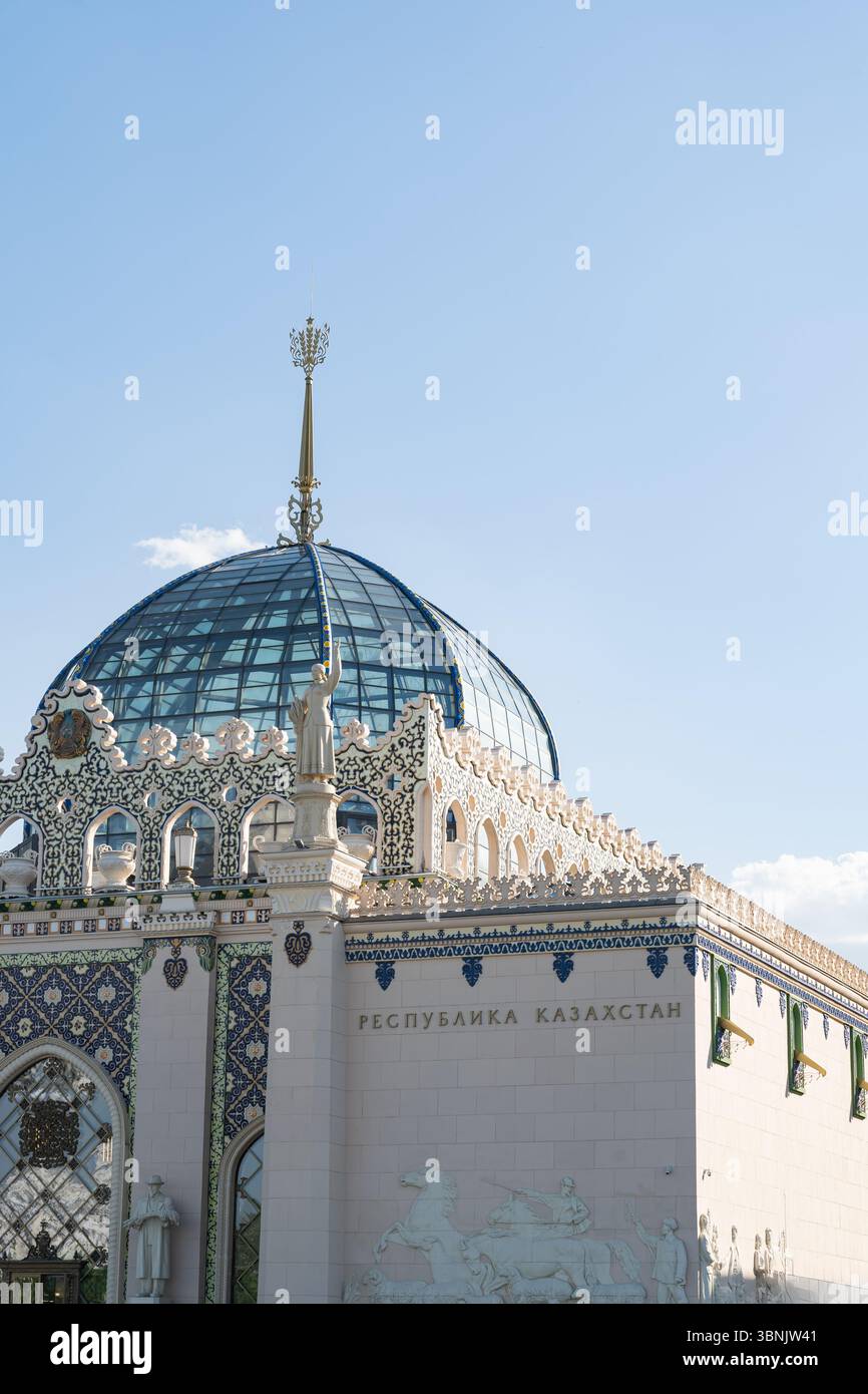 Le Pavillon du Kazakhstan à l'exposition des réalisations de l'économie nationale (VDNKH) à Moscou présente des conceptions architecturales étonnantes et de la complexité Banque D'Images