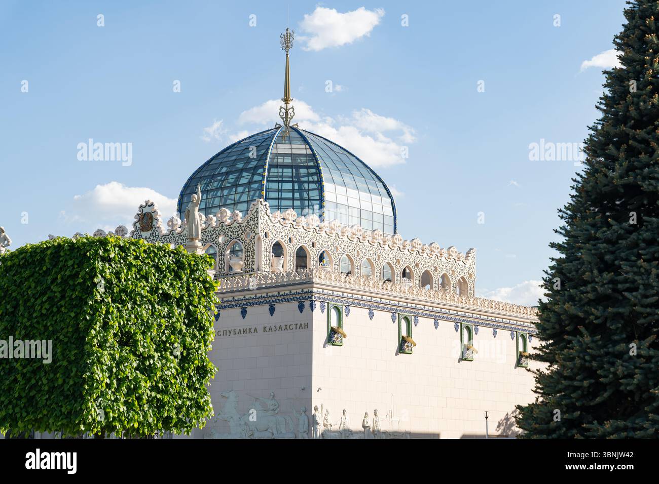 L'architecture étonnante du VDNKH à Moscou présente un mélange d'histoire et de modernité. Ce centre d'exposition emblématique est un incontournable pour la culture et Banque D'Images