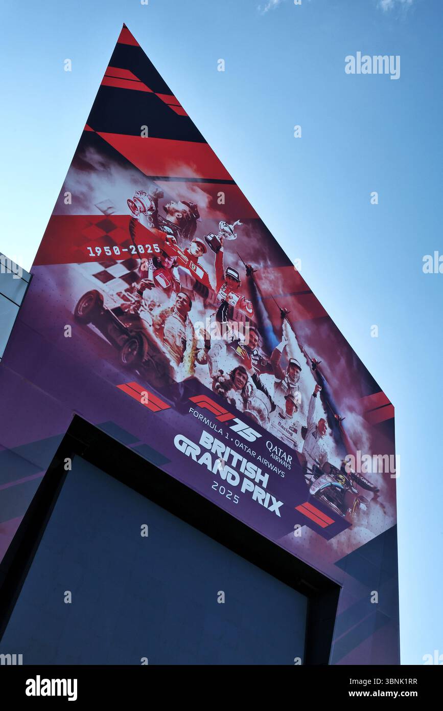 Silverstone, Royaume-Uni. 03 juillet 2025. Atmosphère de paddock - bâtiment de l'aile. 03.07.2025. Championnat du monde de formule 1, Rd 12, Grand Prix de Grande-Bretagne, Silverstone, Angleterre, journée de préparation. Crédit : James Moy/Alamy Live News Banque D'Images