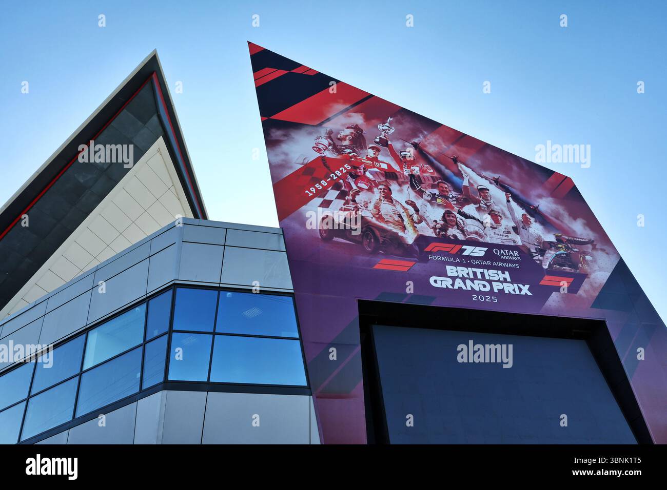 Silverstone, Royaume-Uni. 03 juillet 2025. Atmosphère de paddock - bâtiment de l'aile. 03.07.2025. Championnat du monde de formule 1, Rd 12, Grand Prix de Grande-Bretagne, Silverstone, Angleterre, journée de préparation. Crédit : James Moy/Alamy Live News Banque D'Images