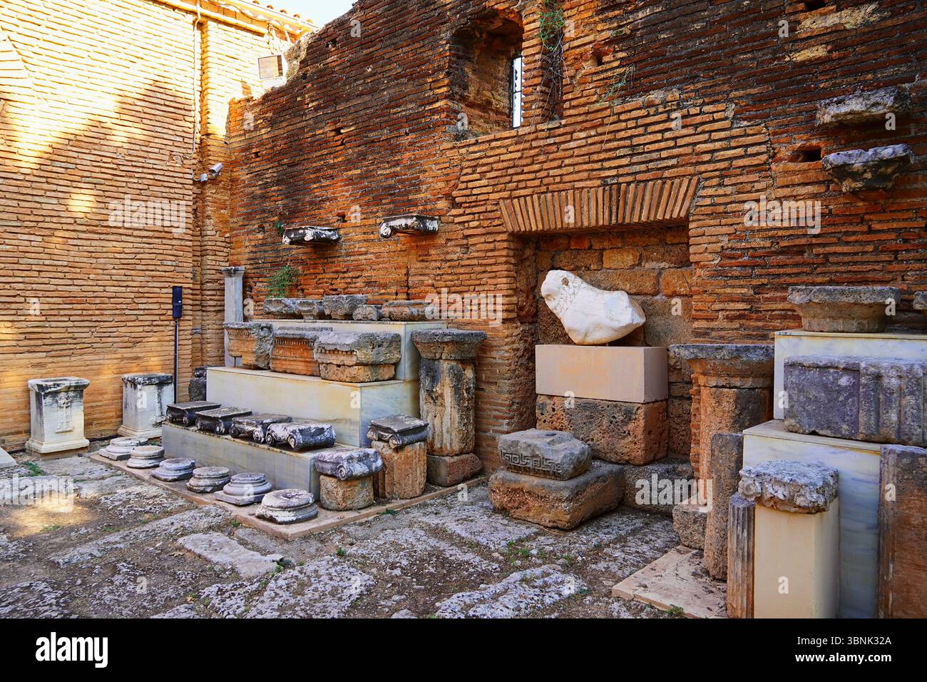 Fragments de pierre et de marbre anciens à l'intérieur d'un ancien bain romain dans la ville de Sikyon dans le Péloponnèse, Grèce Banque D'Images