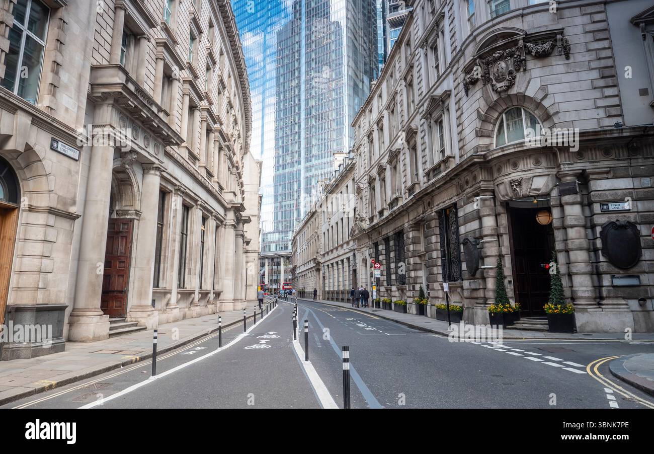 Une vue sur l'architecture ancienne et nouvelle contrastée au cœur du quartier financier de la City de Londres. Banque D'Images
