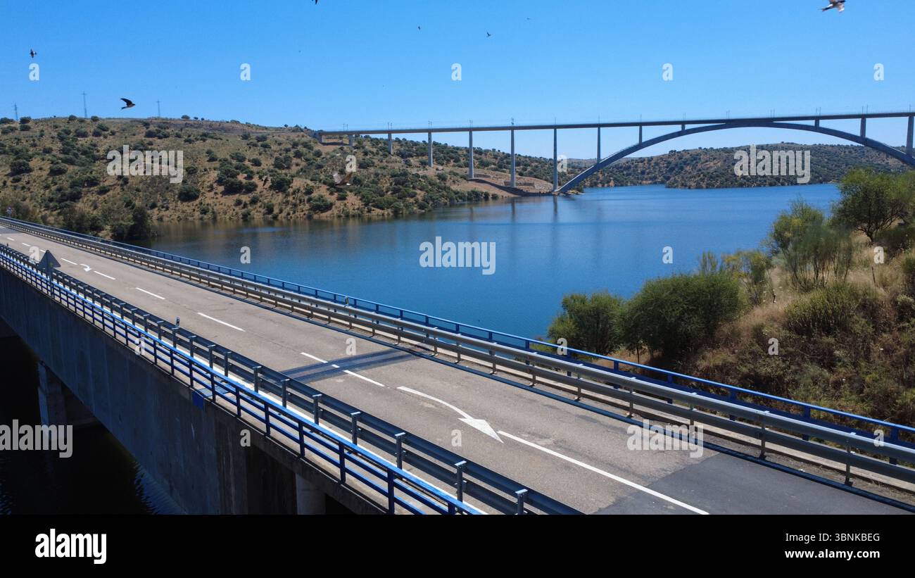 Deux ponts modernes traversant un large réservoir bleu de rivière. Banque D'Images