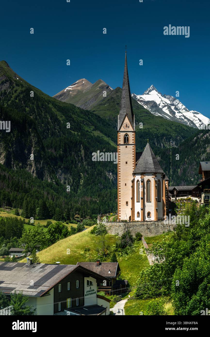 Vue panoramique de l'église Heiligenblut dans les Alpes autrichiennes Banque D'Images