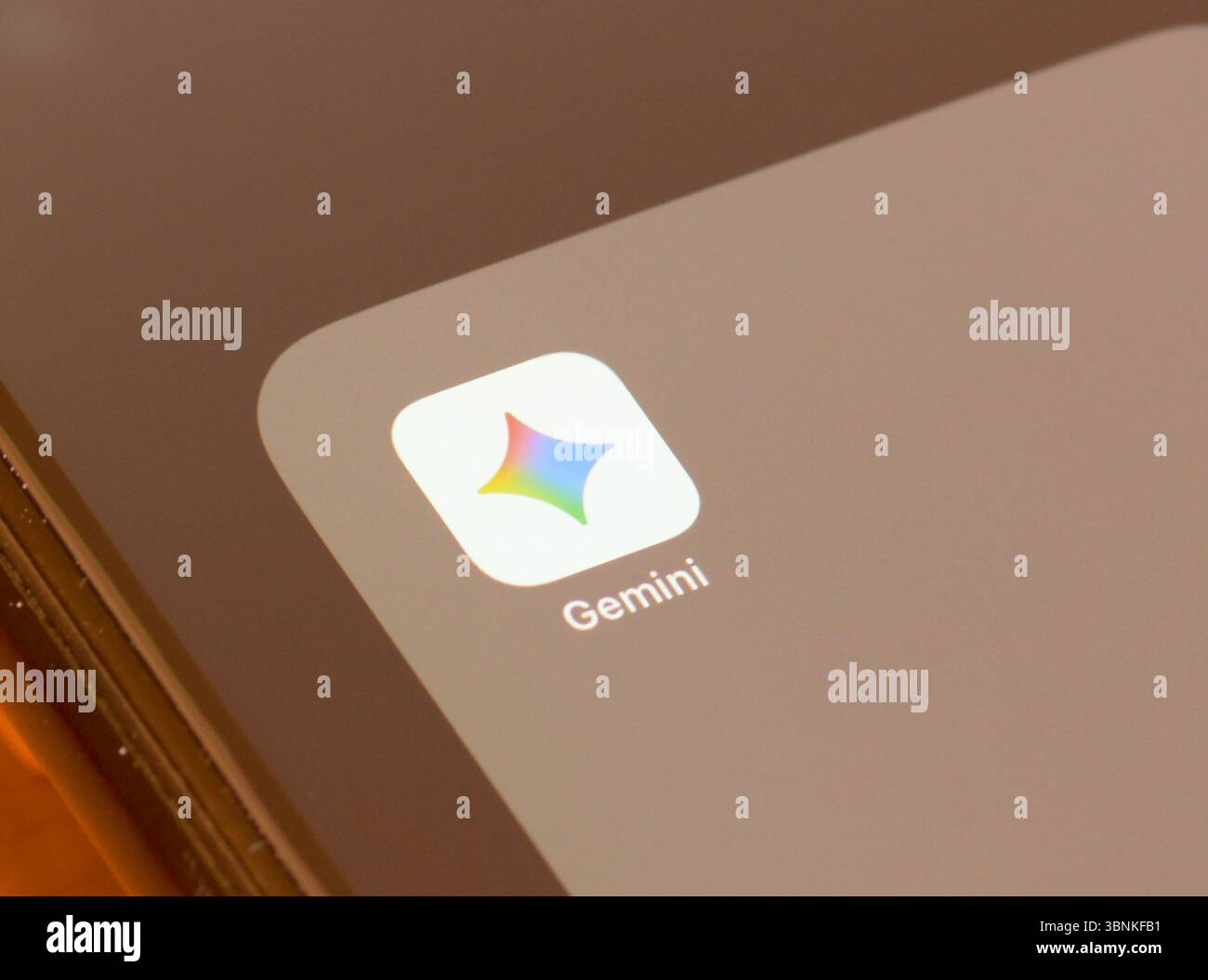 Application Gemini ai sur un écran de smartphone - il s'appelait autrefois Bard et appartient à Google Banque D'Images