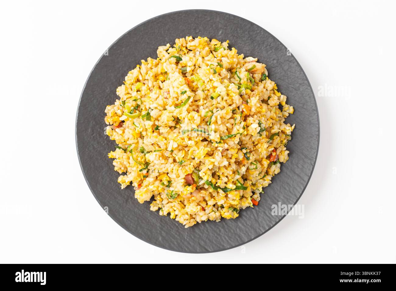 Riz frit de Yangzhou sur fond blanc Banque D'Images