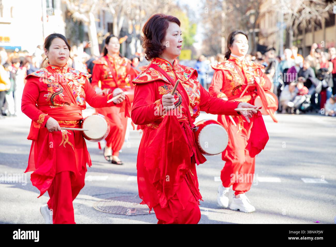 Danseurs chinois en costumes rouges célébrant le nouvel an. Les Chinois célèbrent le nouvel an chinois en Espagne, Barcelone 01.25.2025 Banque D'Images