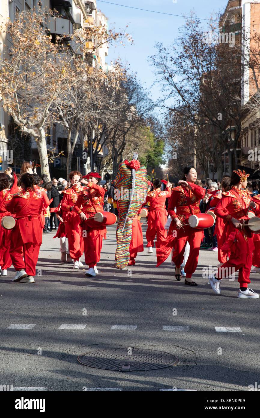 Spectacle culturel pour le Festival du nouvel an lunaire. Les Chinois célèbrent le nouvel an chinois en Espagne, Barcelone 01.25.2025 Banque D'Images