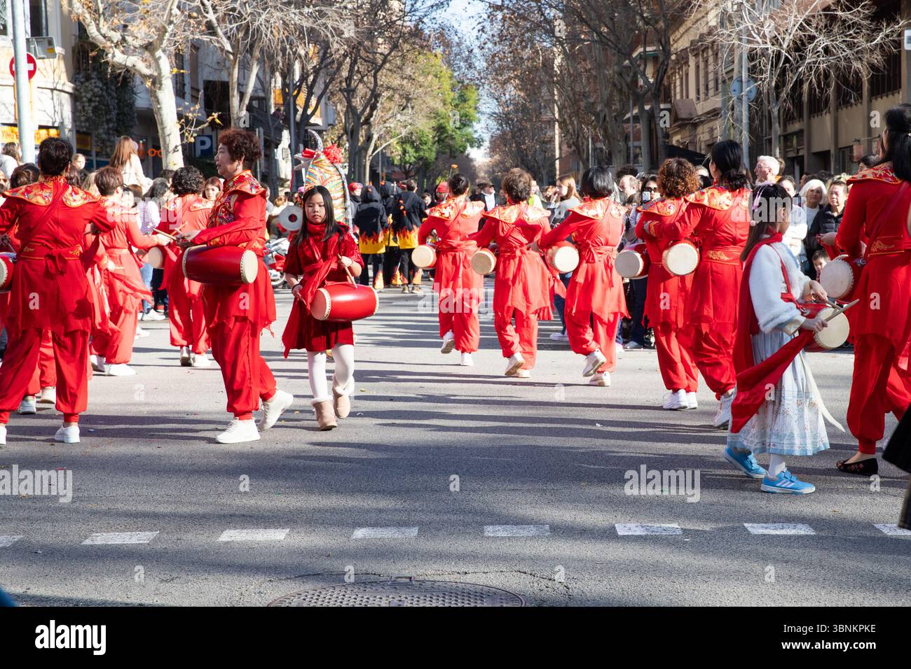 Défilé des artistes chinois dansant en rouge national. Les Chinois célèbrent le nouvel an chinois en Espagne, Barcelone 01.25.2025 Banque D'Images