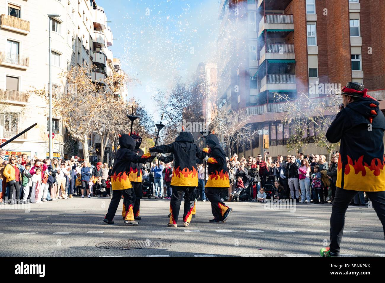 Les foules du festival de rue apprécient le nouvel an chinois. Les Chinois célèbrent le nouvel an chinois en Espagne, Barcelone 01.25.2025 Banque D'Images