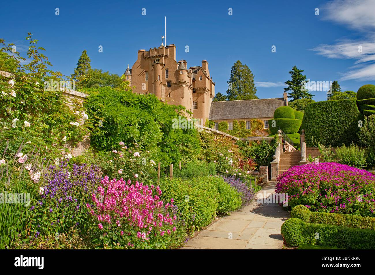 Crathes Castle Banchory Aberdeenshire Écosse le bâtiment à hardes borde fleurs colorées et de haies topiaires Banque D'Images