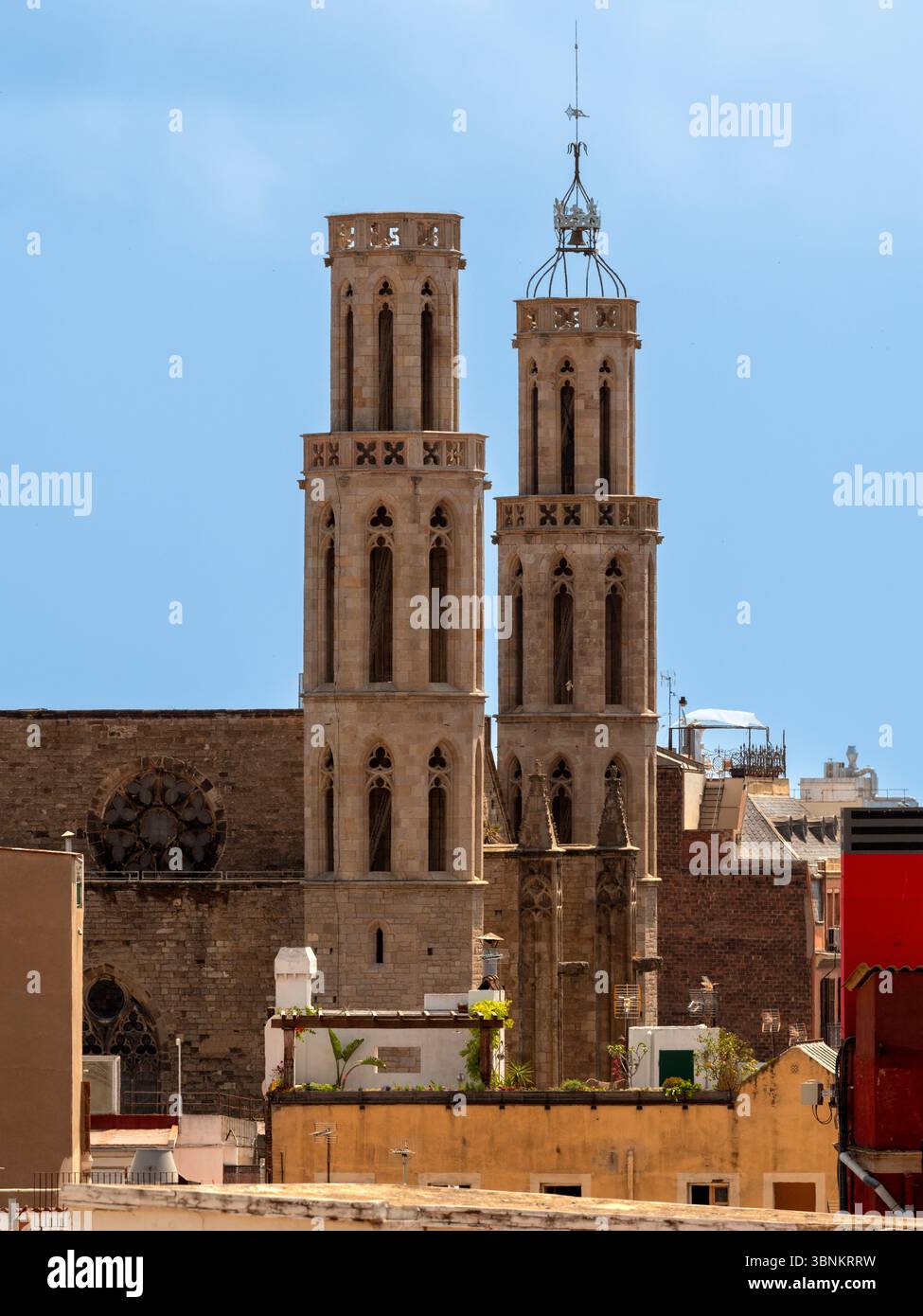 Les clochers octogonaux jumeaux de la Basilique de Santa Maria del Mar, un exemple classique de l'architecture gothique catalane à Barcelone, en Espagne. Banque D'Images