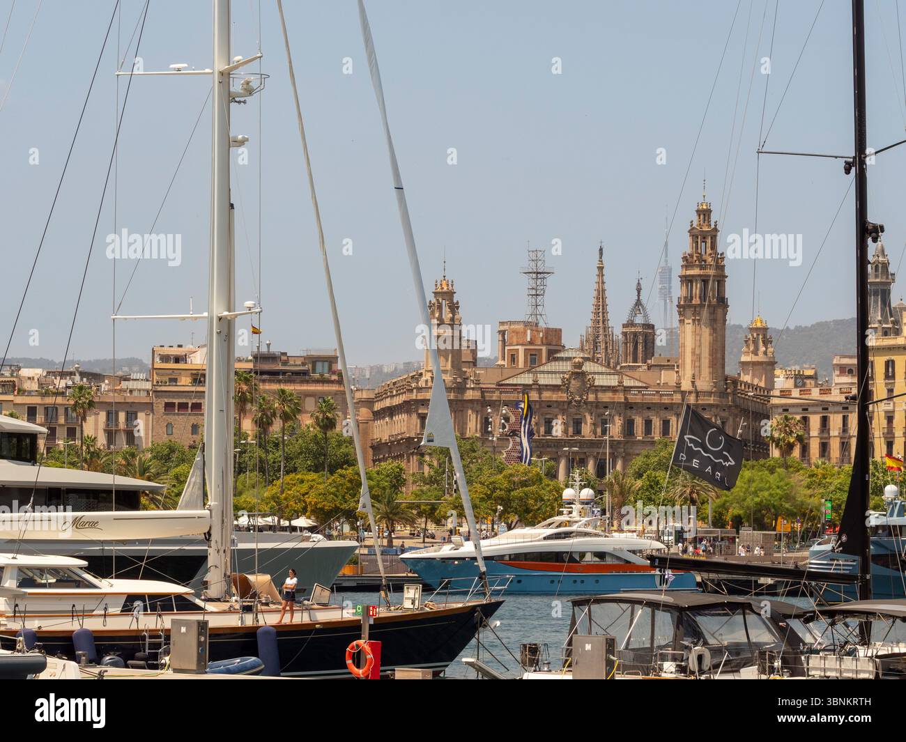 Vue sur les yachts de Port Vell en direction du bâtiment historique du bureau de poste Correos à Barcelone, Espagne. Banque D'Images