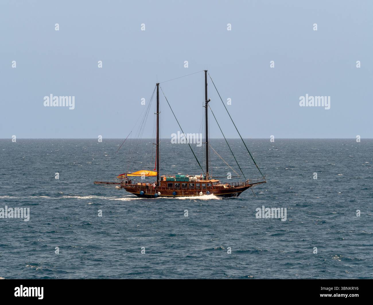 Une goélette traditionnelle en bois à deux mâts naviguant sur la mer Méditerranée au large de la côte de Barcelone, offrant des excursions touristiques et des charters. Banque D'Images