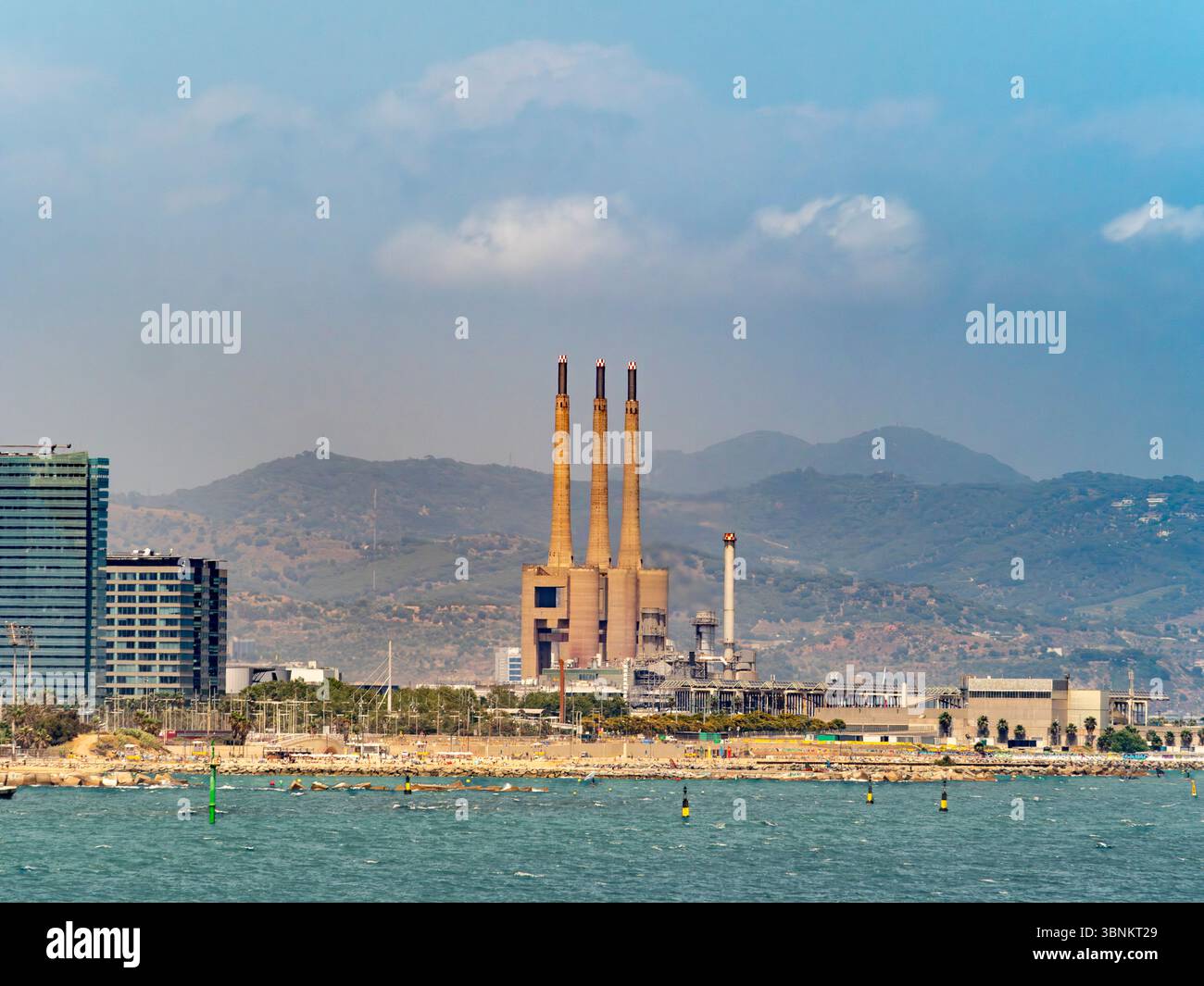 Cheminées imposantes de l’ancienne centrale thermique de Sant Adrià de Besòs, un monument industriel important sur le littoral de Barcelone. Espagne. Banque D'Images