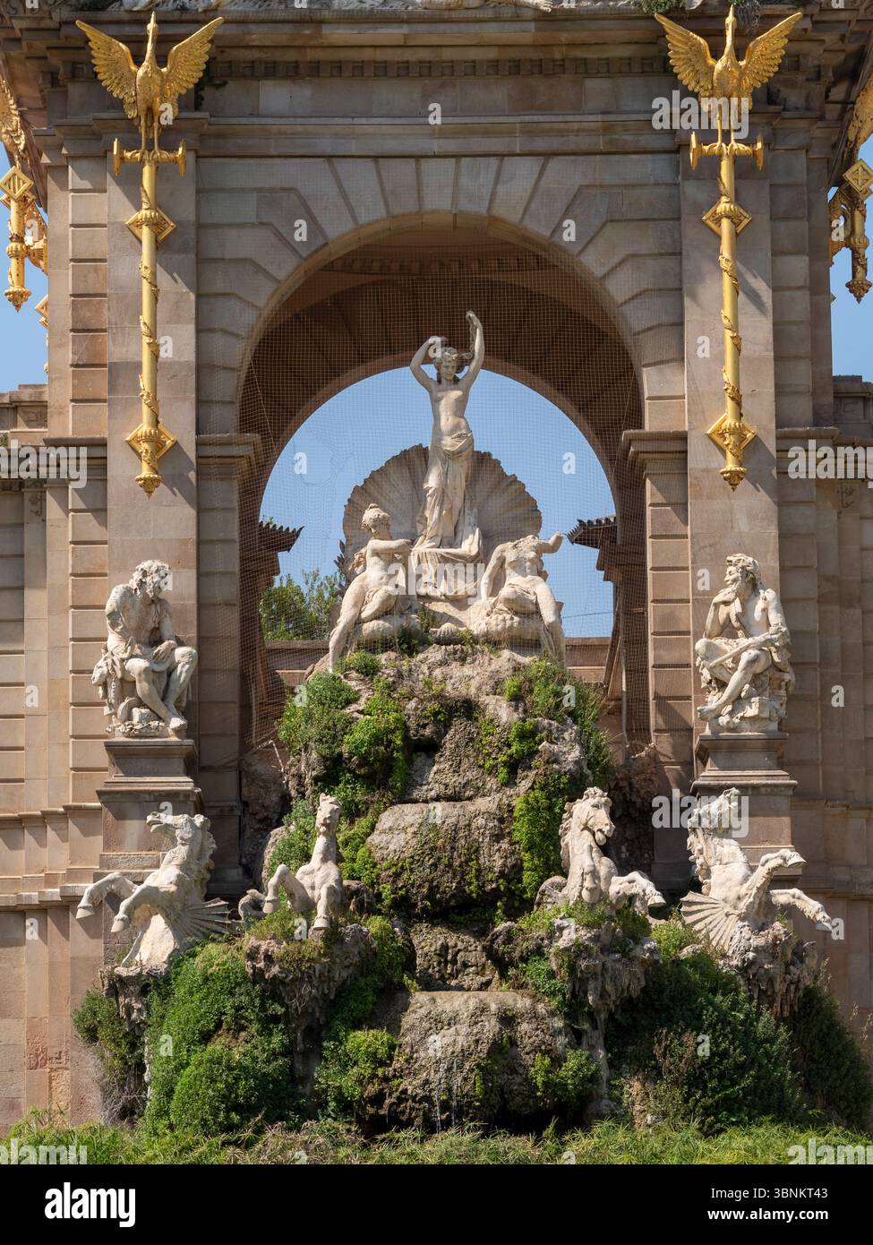 Cascade centrale de Cascada Monumental, avec la sculpture « naissance de Vénus » dans un grand arc, Parc de la Ciutadella, Barcelone. Banque D'Images
