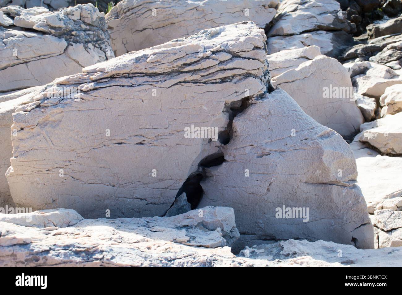 Rochers calcaires sur la côte Adriatique, formes et formations inhabituelles Banque D'Images