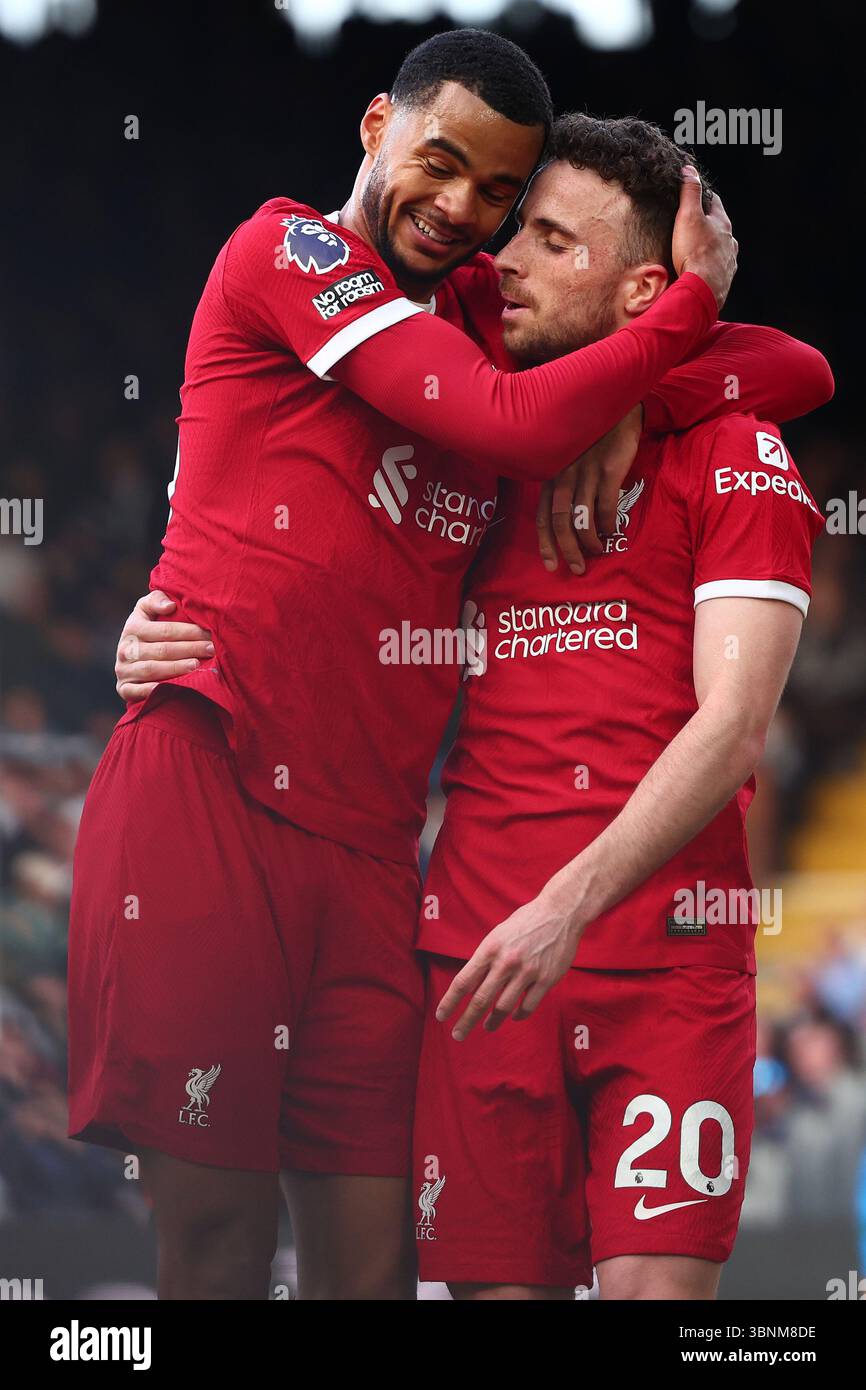 Craven Cottage, Fulham, Londres, Royaume-Uni. 21 avril 2024. Premier League Football, Fulham contre Liverpool ; Diogo Jota de Liverpool célèbre avec Cody Gakpo après avoir marqué pour 1-3 à la 72e minute crédit : action plus Sports/Alamy Live News Banque D'Images