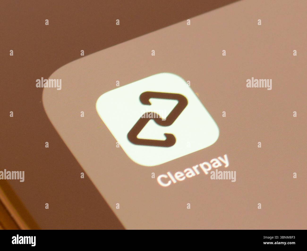Application Clearpay sur l'écran du smartphone - ils vous permettent de magasiner maintenant et de payer en 4 versements sans intérêt sur 6 semaines Banque D'Images