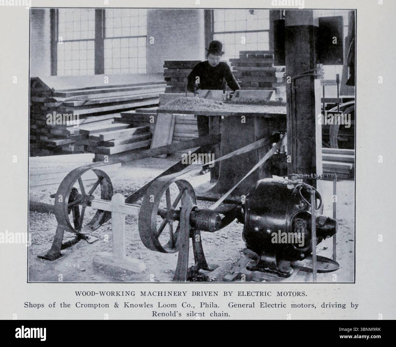 MACHINES À TRAVAILLER LE BOIS ENTRAÎNÉES PAR DES MOTEURS ÉLECTRIQUES. Boutiques du Crompton & Knowles Loom Co., Phila. General Electric Motors, conduite par la chaîne silencieuse de Renold. DE L'ARTICLE LE DÉVELOPPEMENT ET L'UTILISATION DU PETIT MOTEUR ÉLECTRIQUE. Par Fred M. Kimball. PARTIE III LE CHOIX DES MOTEURS POUR L'ATELIER D'USINAGE ET L'USINE. Tiré de l'Engineering Magazine consacré au progrès industriel volume XXV avril - septembre 1903 The Engineering Magazine Co Banque D'Images