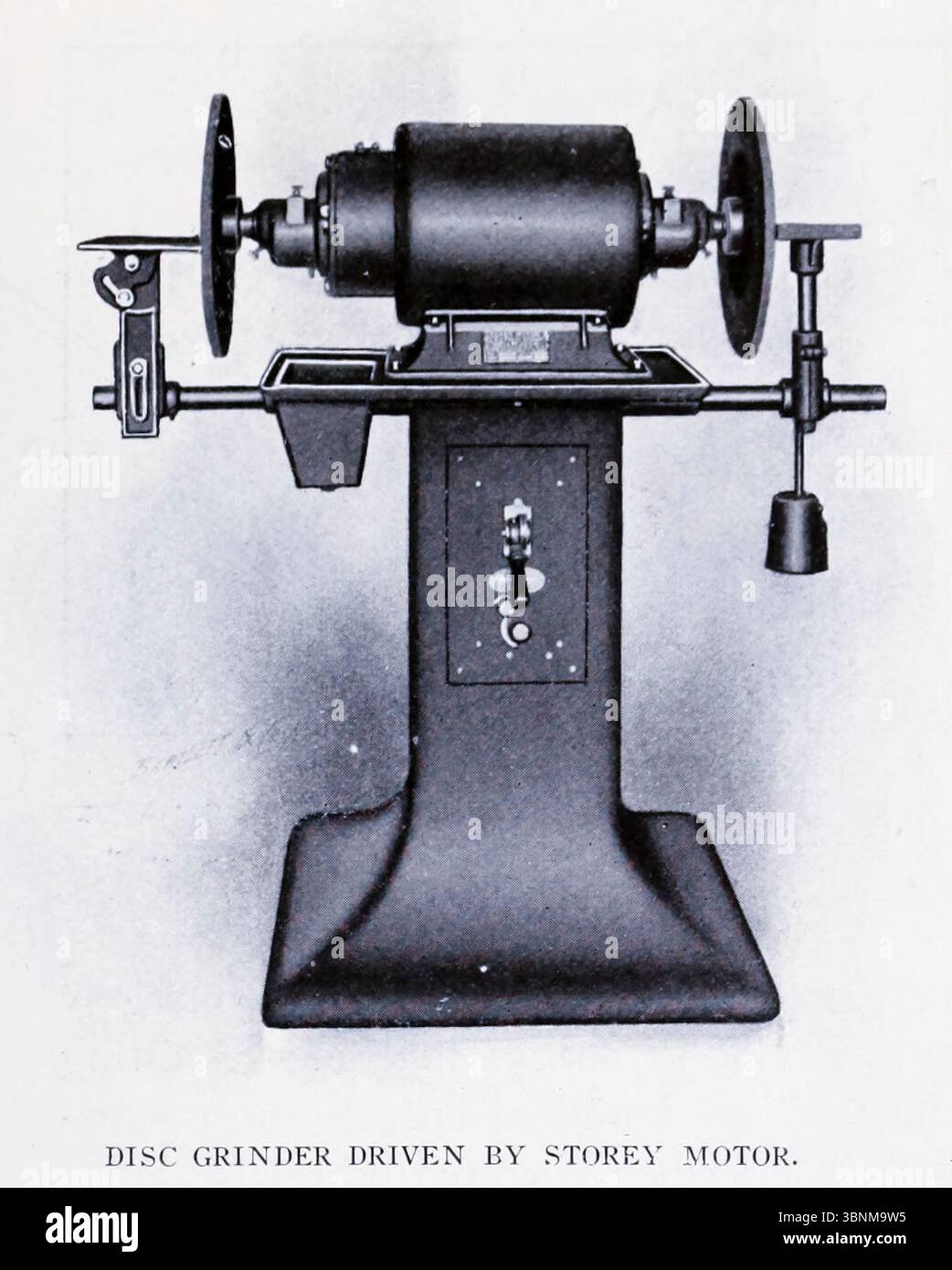 Meuleuse a disque ENTRAINEE par un moteur a ETAGES a partir de L'article THT DEVELOPPEMENT ET UTILISATION DU PETIT MOTEUR ELECTRIQUE. PARTIE IV. APPLICATIONS À DES FINS GÉNÉRALES DE FABRICATION. Par Fred M. Kimball. Tiré de l'Engineering Magazine consacré au progrès industriel volume XXV avril - septembre 1903 The Engineering Magazine Co Banque D'Images