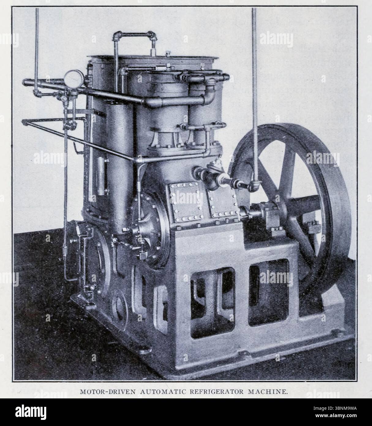 MACHINE FRIGORIFIQUE AUTOMATIQUE ENTRAÎNÉE PAR UN MOTEUR. D'APRÈS L'ARTICLE THT DÉVELOPPEMENT ET UTILISATION DU PETIT MOTEUR ÉLECTRIQUE. PARTIE IV. APPLICATIONS À DES FINS GÉNÉRALES DE FABRICATION. Par Fred M. Kimball. Tiré de l'Engineering Magazine consacré au progrès industriel volume XXV avril - septembre 1903 The Engineering Magazine Co Banque D'Images