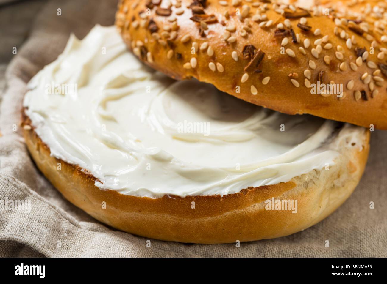 Bagel tout fait maison avec fromage à la crème pour le petit déjeuner Banque D'Images