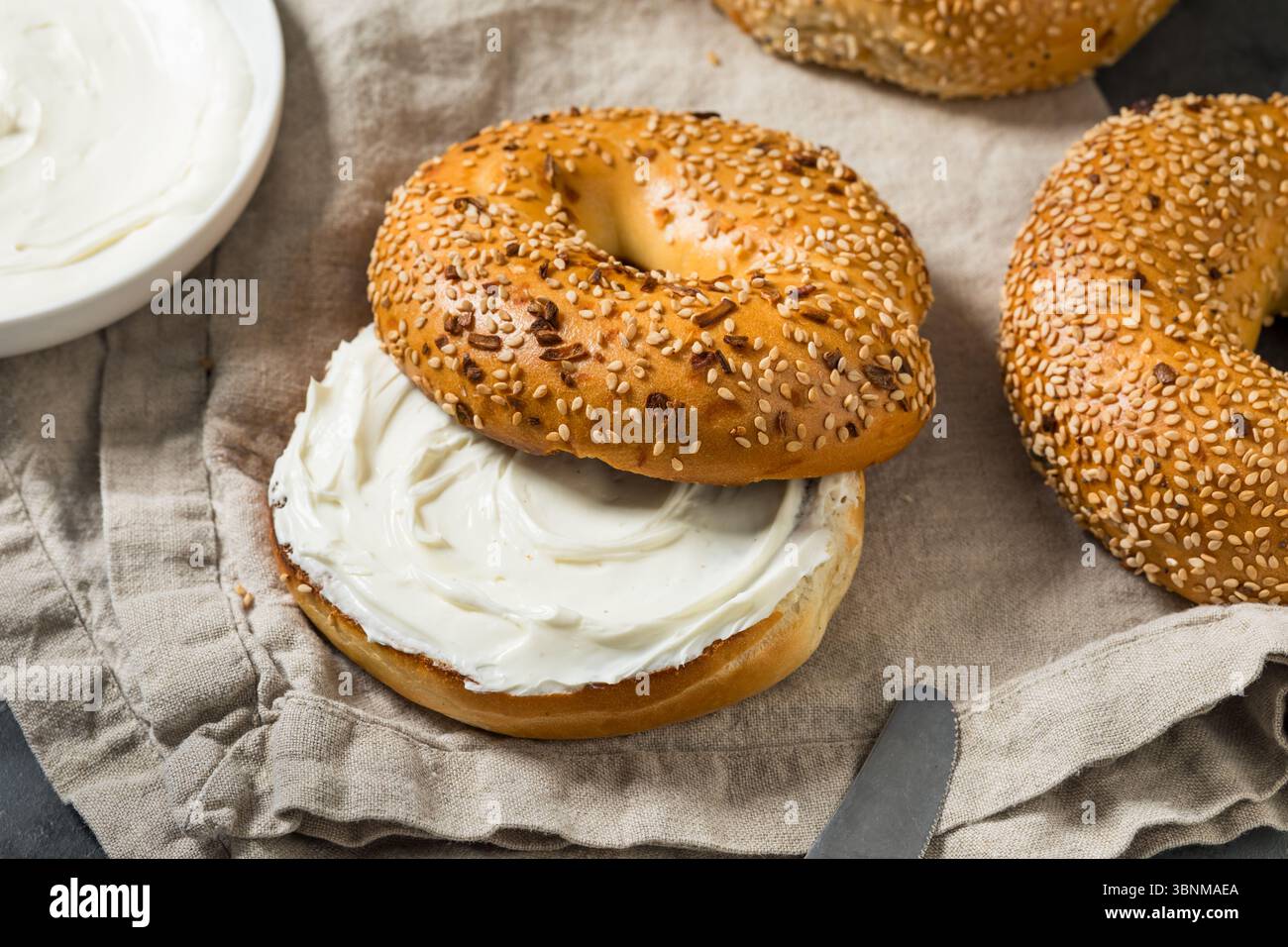 Bagel tout fait maison avec fromage à la crème pour le petit déjeuner Banque D'Images